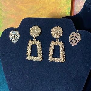 Vintage gold tone pierced earrings 2 pairs
